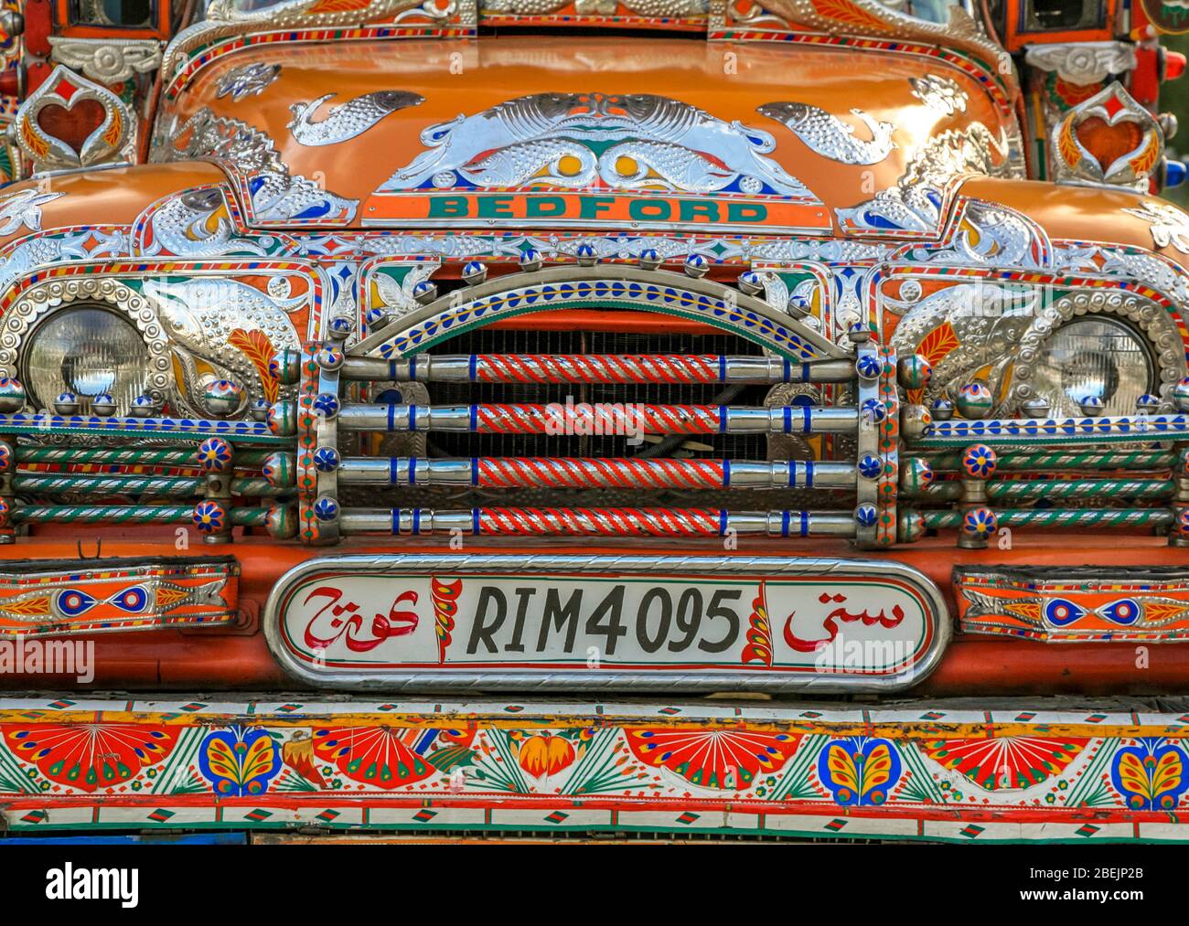 Un vecchio camion Bedford molto colorato, decorato con immagini religiose e arte tradizionale, nel Nord del Pakistan. Foto Stock