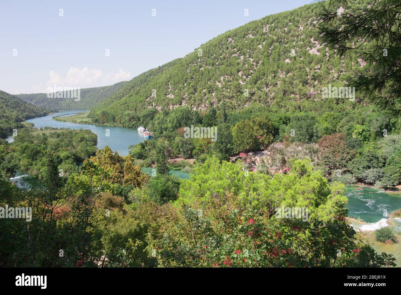 Vista incredibile della Bosnia Erzegovina nella baia di Mali Ston piccolo villaggio vicino al mare e le montagne Foto Stock