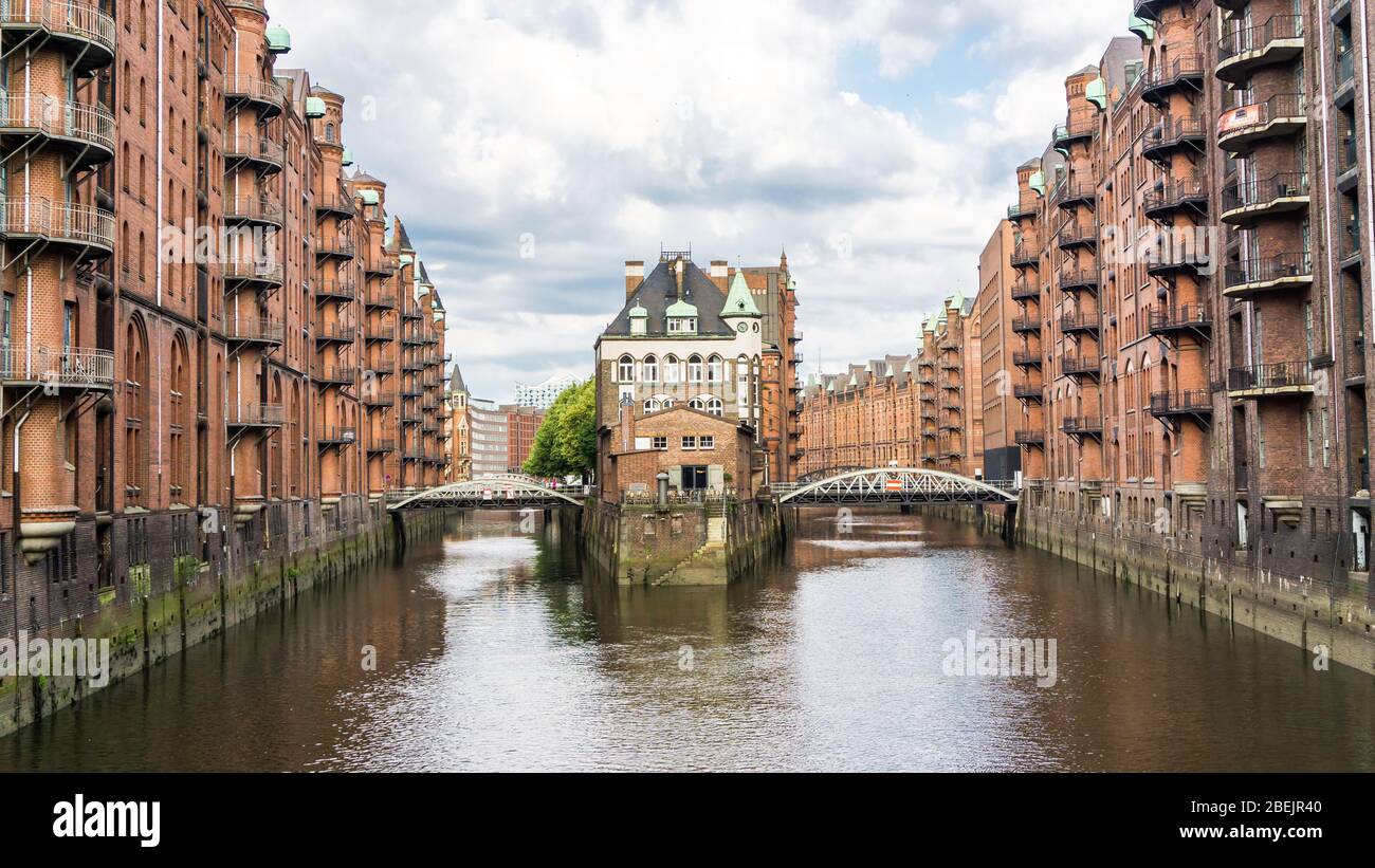 AMBURGO, GERMANIA - 23 giugno 2019, il quartiere dei magazzini di Speicherstadt, patrimonio mondiale dell'UNESCO, si trova ad Amburgo con il famoso castello d'acqua Foto Stock