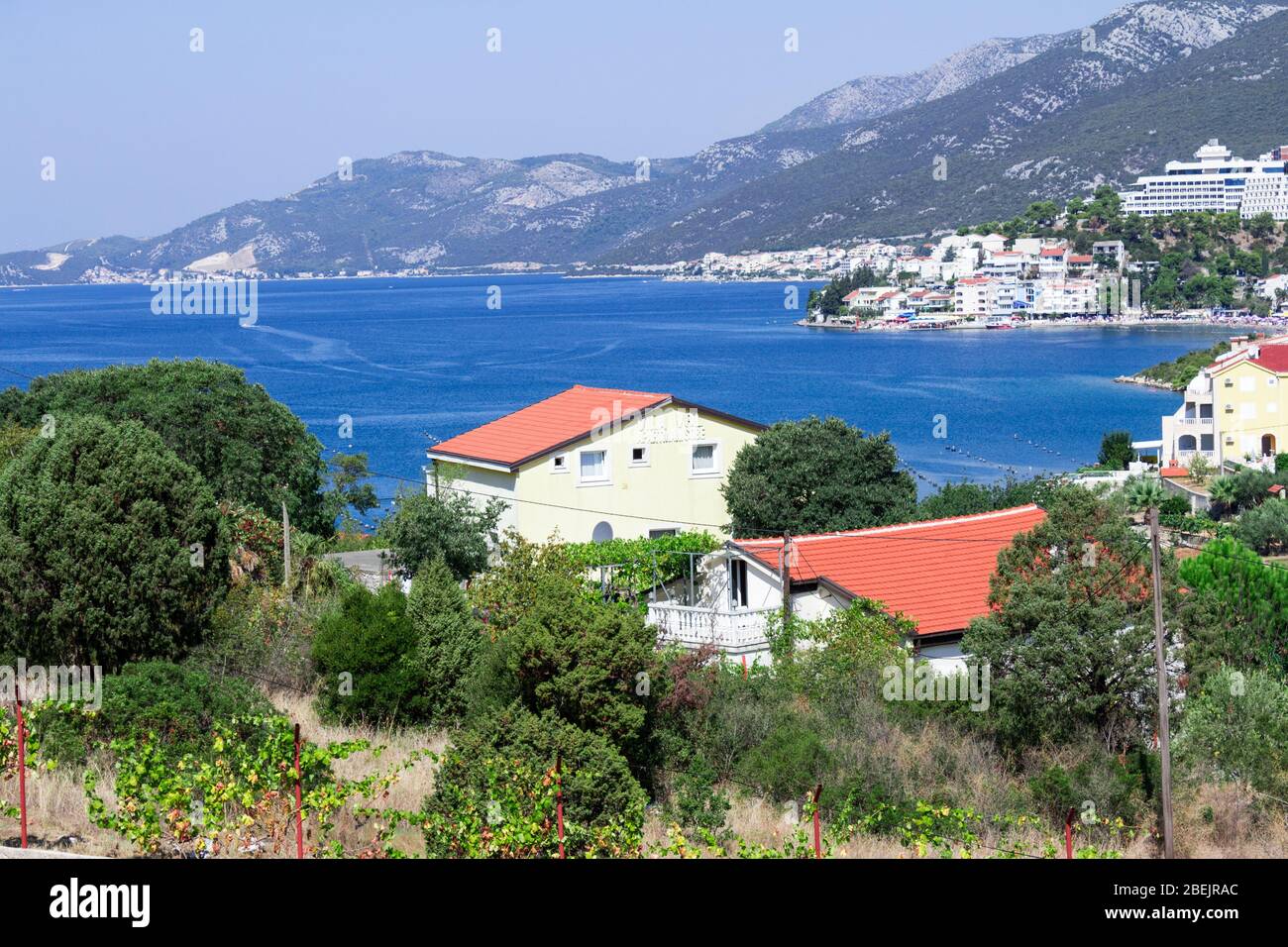 Vista incredibile della Bosnia Erzegovina nella baia di Mali Ston piccolo villaggio vicino al mare e le montagne Foto Stock