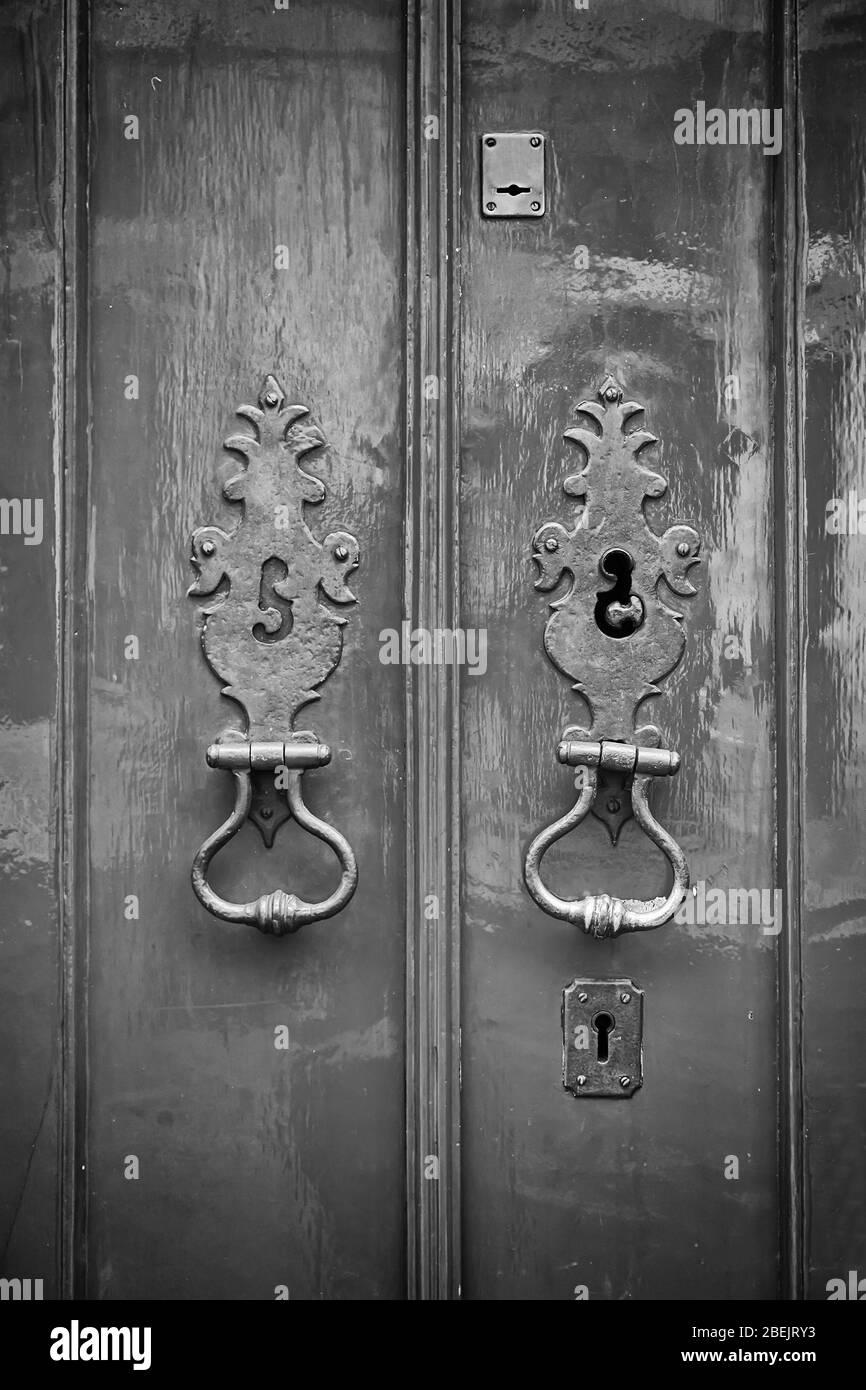 Vecchia porta in legno rosso, particolare di una decorazione dipinta di rosso e la sicurezza della porta Foto Stock