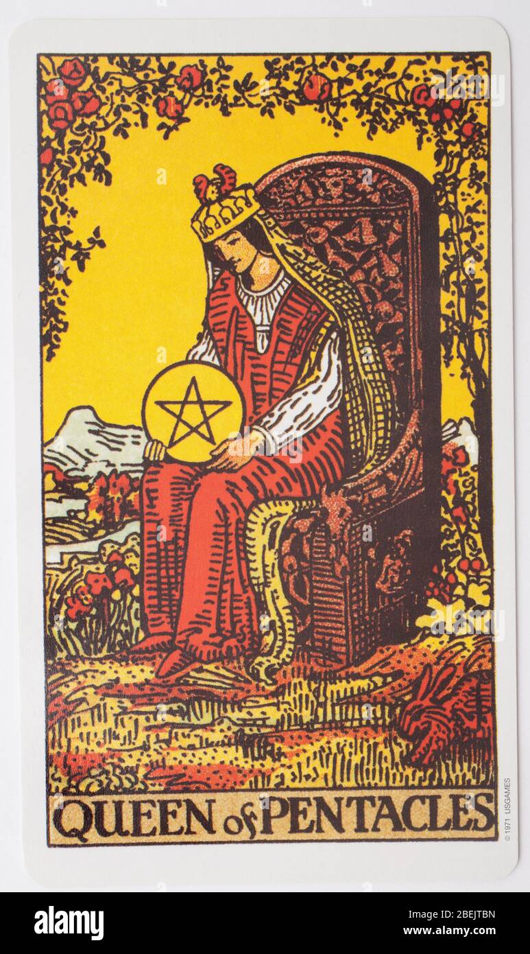Una carta tarocchi singola, la Regina dei Pentacles usata per raccontare la fortuna. Foto Stock