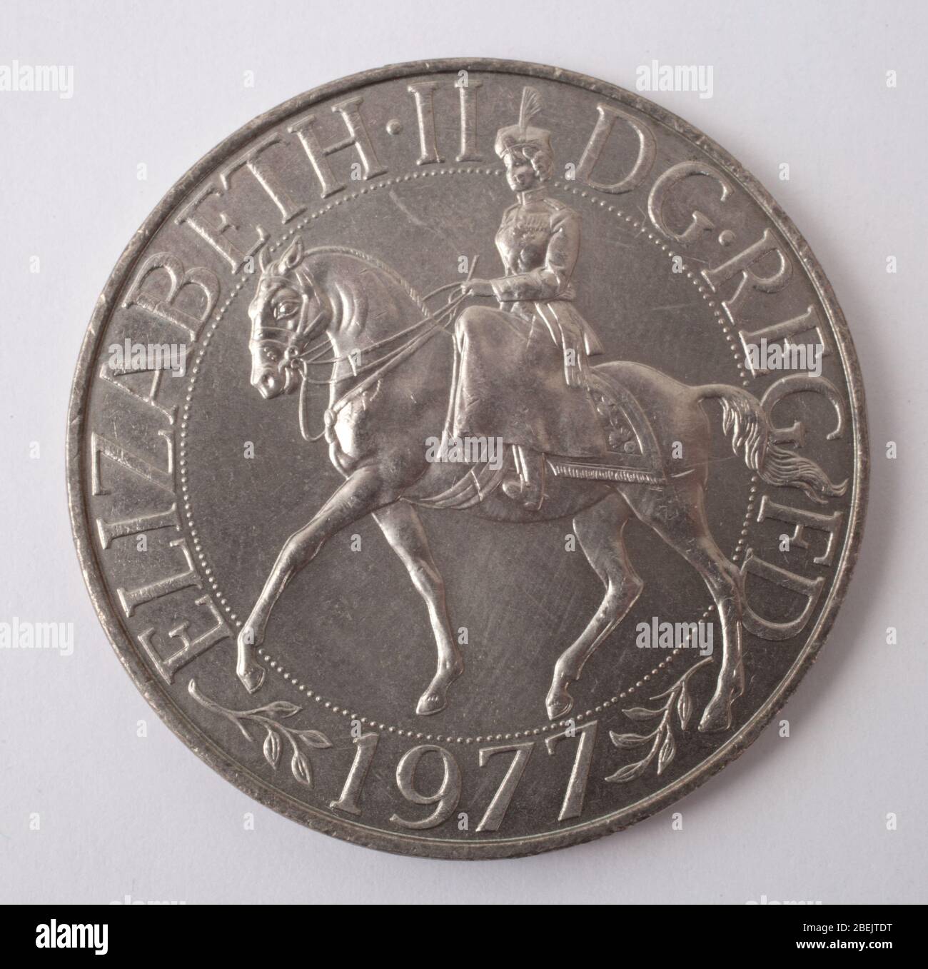 Una moneta commemorativa del Giubileo d'argento britannico del venticinque pence del 1977 Foto Stock