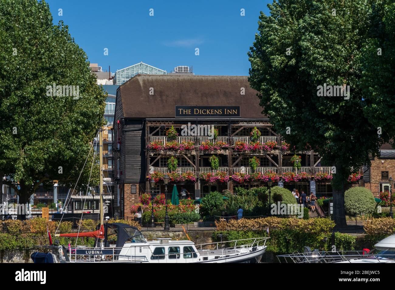 Londra, Regno Unito - 01 agosto 2018: Il pub e ristorante Dickens Inn al St Katharine Dock è una pittoresca birreria restaurata e ricostruita del 18th secolo Foto Stock