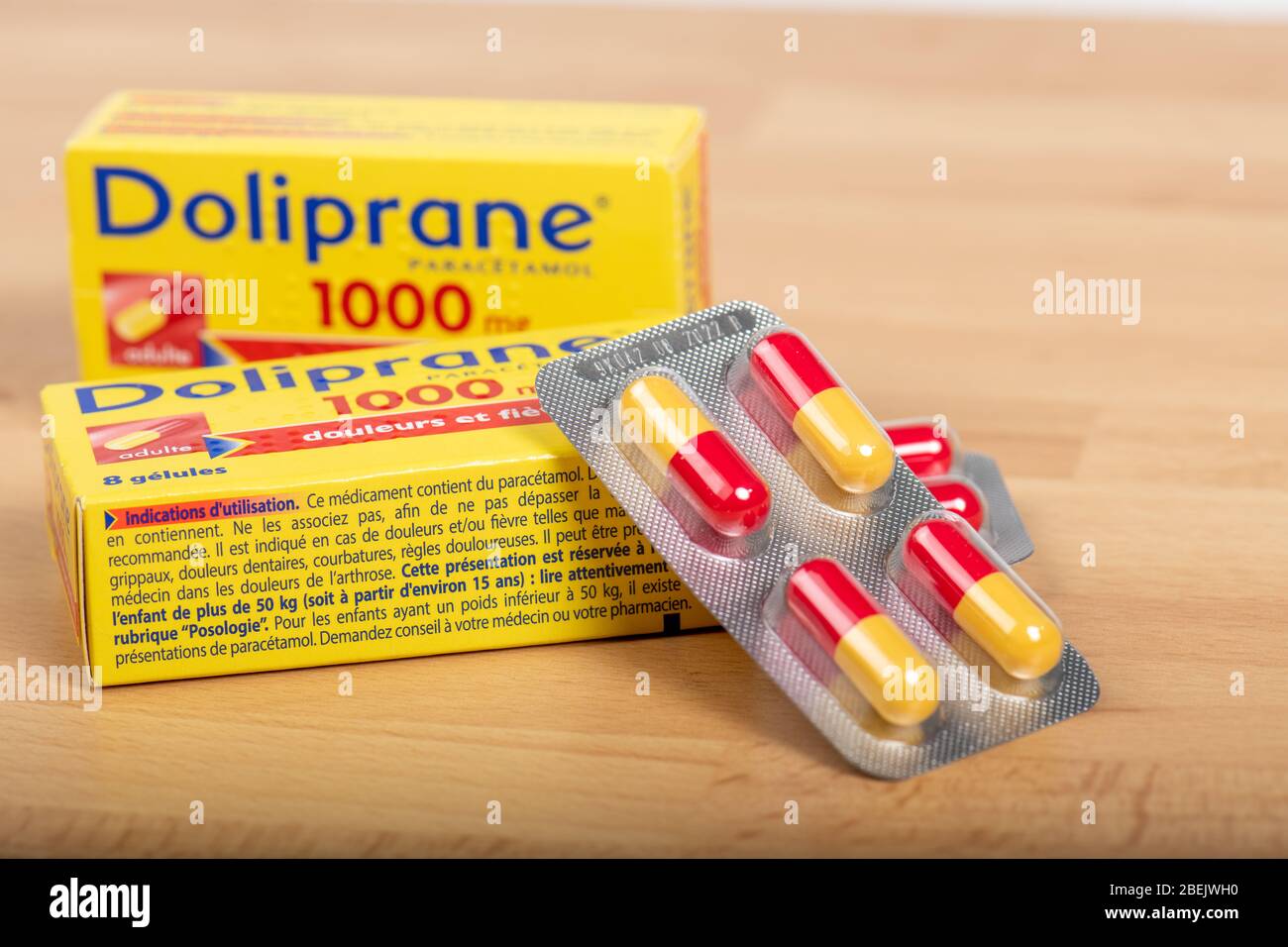 Parigi, Francia - Gennaio 2020: casella di doliprane, una a base di paracetamolo analgesici comunemente utilizzato per il dolore e mal di testa. Foto Stock