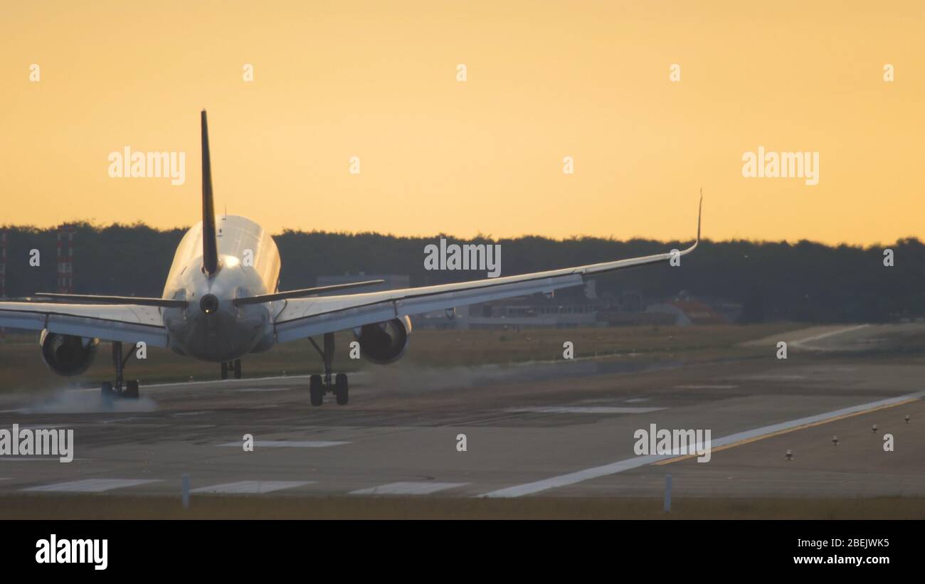 Atterraggio aereo al mattino presto Foto Stock