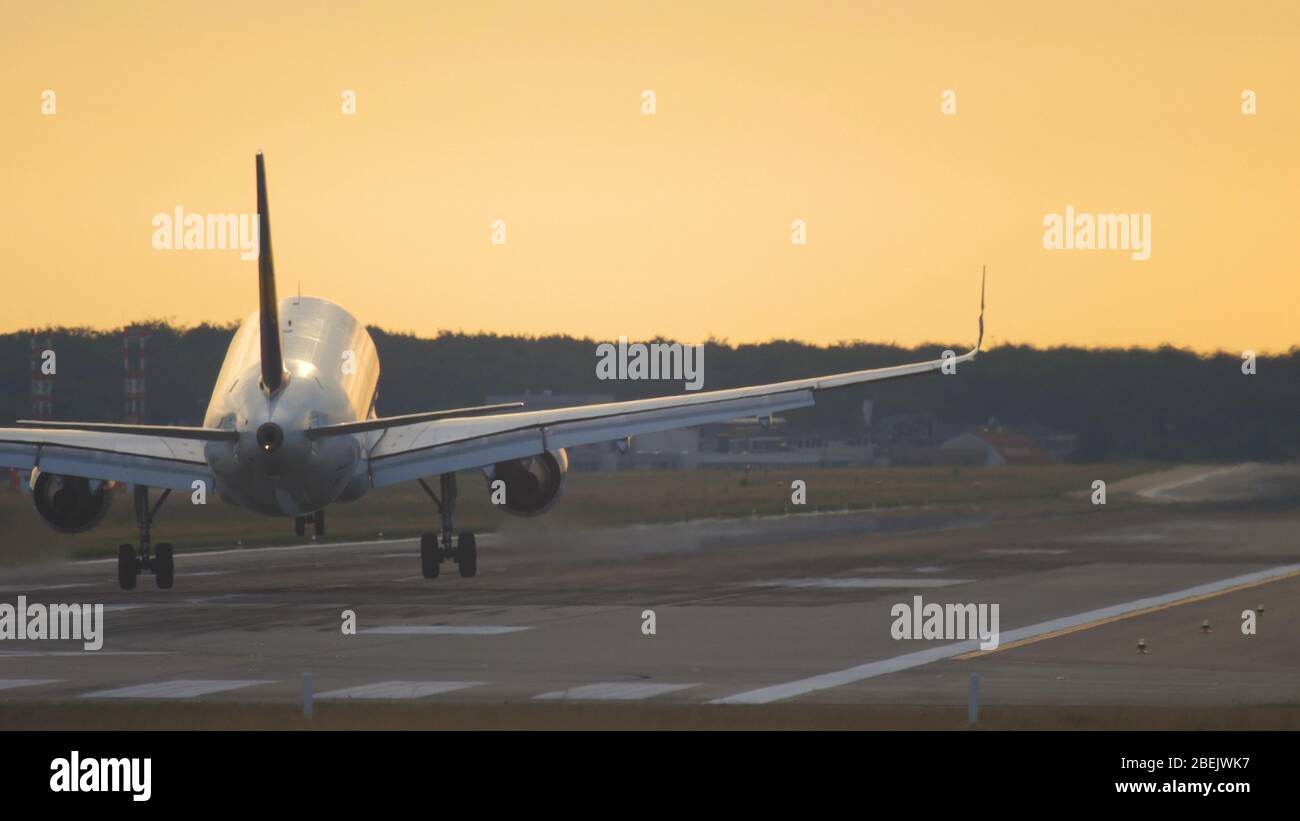 Aircaft atterrando al mattino presto Foto Stock