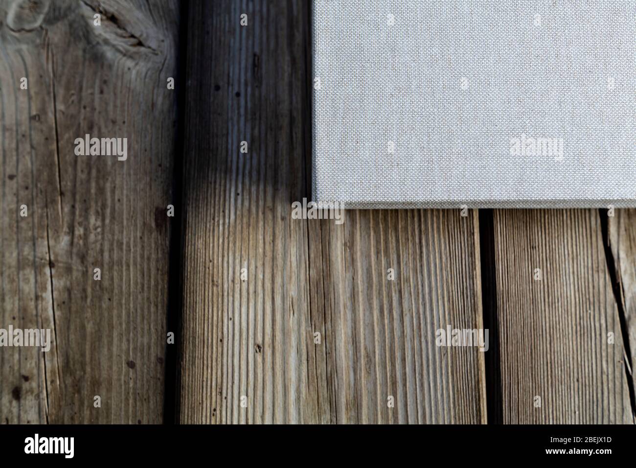 Album di nozze su sfondo di legno bello. Copertura in tessuto senza nomi. Può essere utilizzato come elemento di progettazione. Set di album. Matrimonio, album, libri, Foto Stock