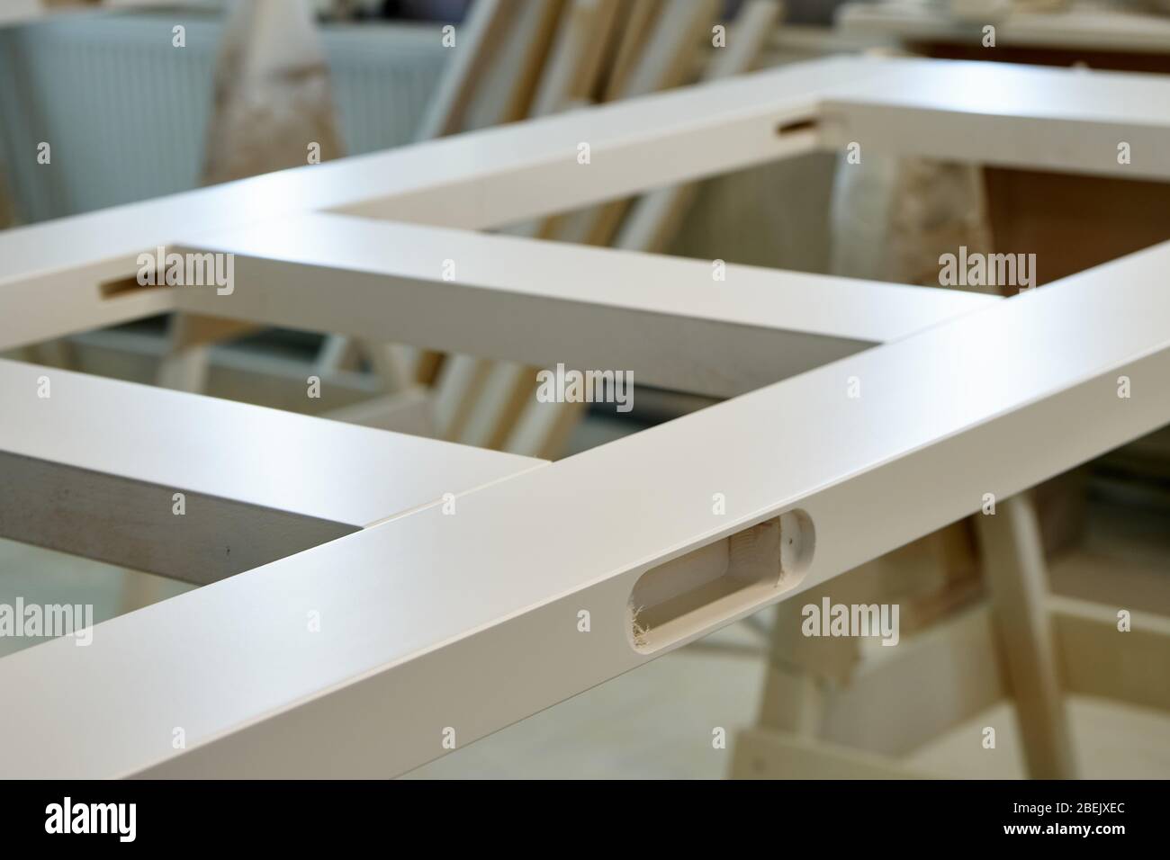 Falegnameria. Foglie verniciate della porta nella cabina di verniciatura. Processo di produzione di porte in legno. Produzione di mobili Foto Stock