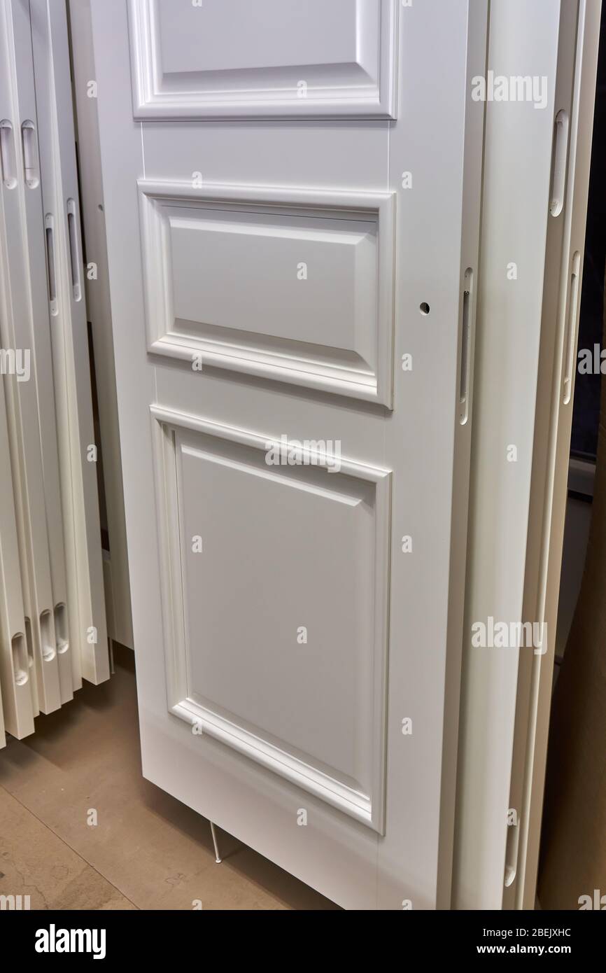 Falegnameria. Porte bianche . Processo di produzione di porte in legno. Lavorazione del legno e produzione di Falegnameria. Produzione di mobili. Primo piano Foto Stock
