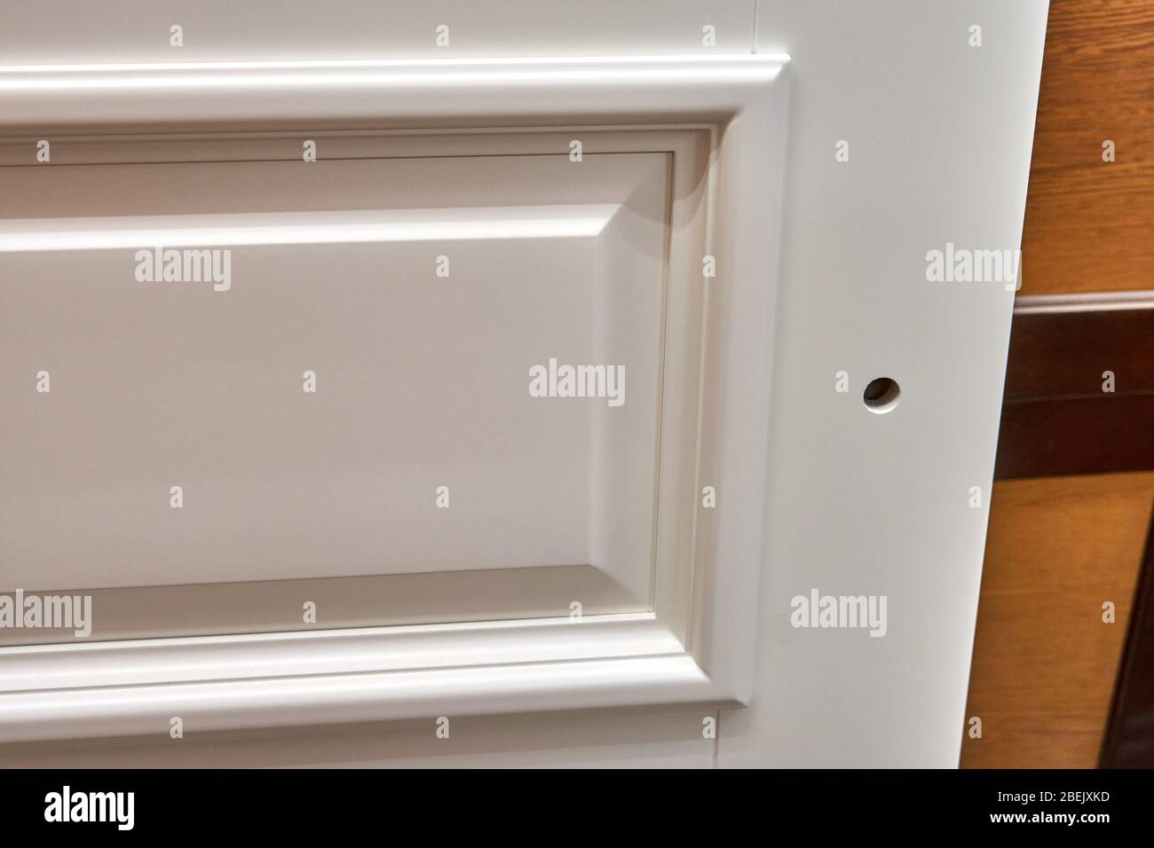 Falegnameria. Porte bianche . Processo di produzione di porte in legno. Lavorazione del legno e produzione di Falegnameria. Produzione di mobili. Primo piano Foto Stock