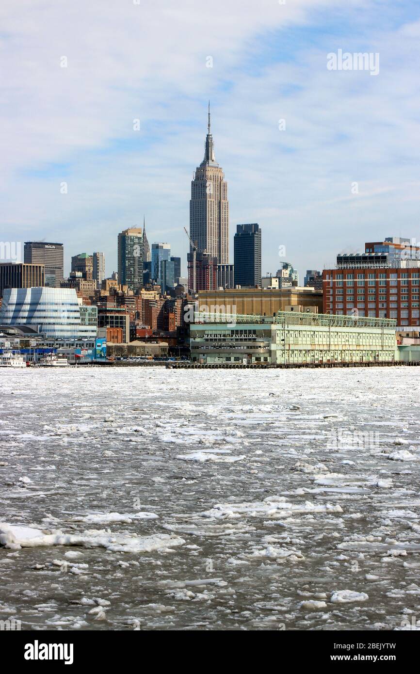 L'emblematico Empire state Building e Midtown Manhattan si affacciano sul ghiacciato fiume Hudson a New York City, Stati Uniti d'America Foto Stock