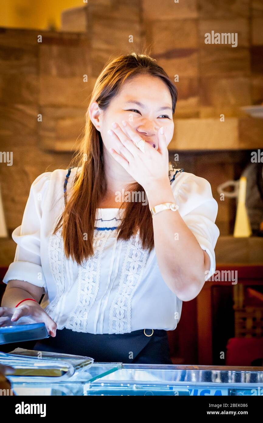 Un colpo di un detentore di una bancarella nel famoso mercato centrale di Phnom Penh, Cambogia. Foto Stock