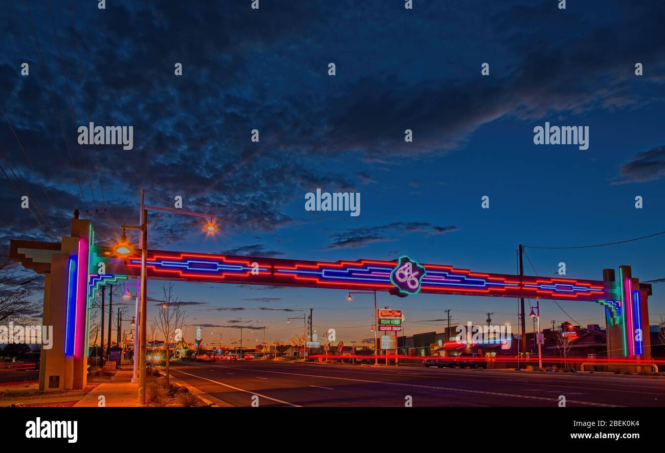 Neon Route 66 segno sopra Central Ave., (Route 66) Albuquerque, New Mexico, guardando verso ovest al tramonto. Si chiamava anche Will Rogers Highway. Foto Stock