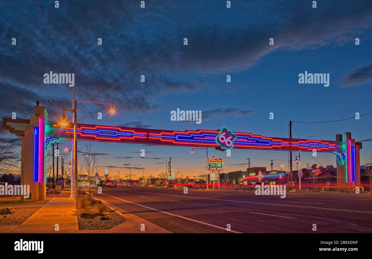 Neon Route 66 segno sopra Central Ave., (Route 66) Albuquerque, New Mexico, guardando verso ovest al tramonto. Si chiamava anche Will Rogers Highway. Foto Stock