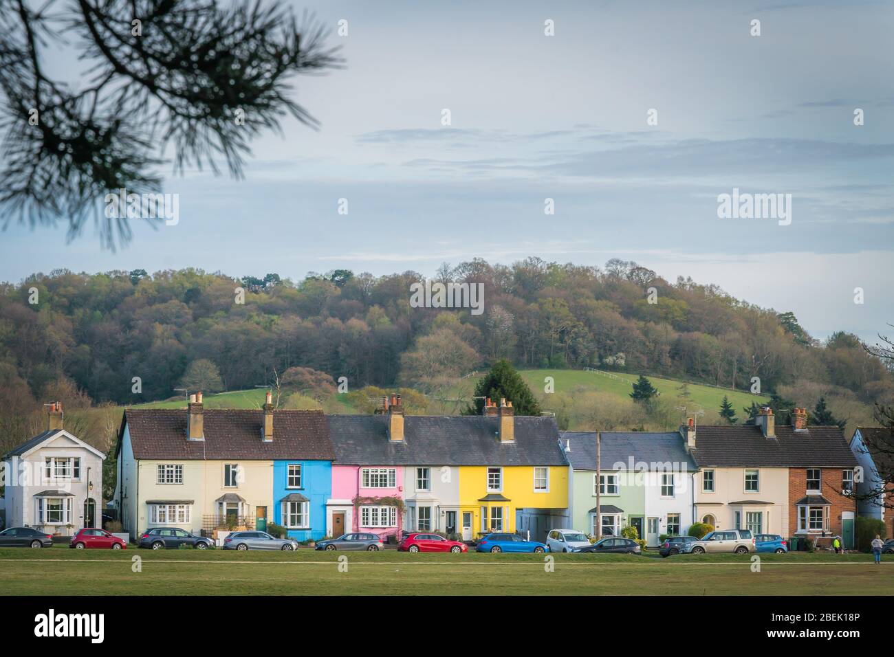 Reigate, Surrey, Regno Unito - 9 aprile 2020 - case colorate con terrazze sullo sfondo Foto Stock