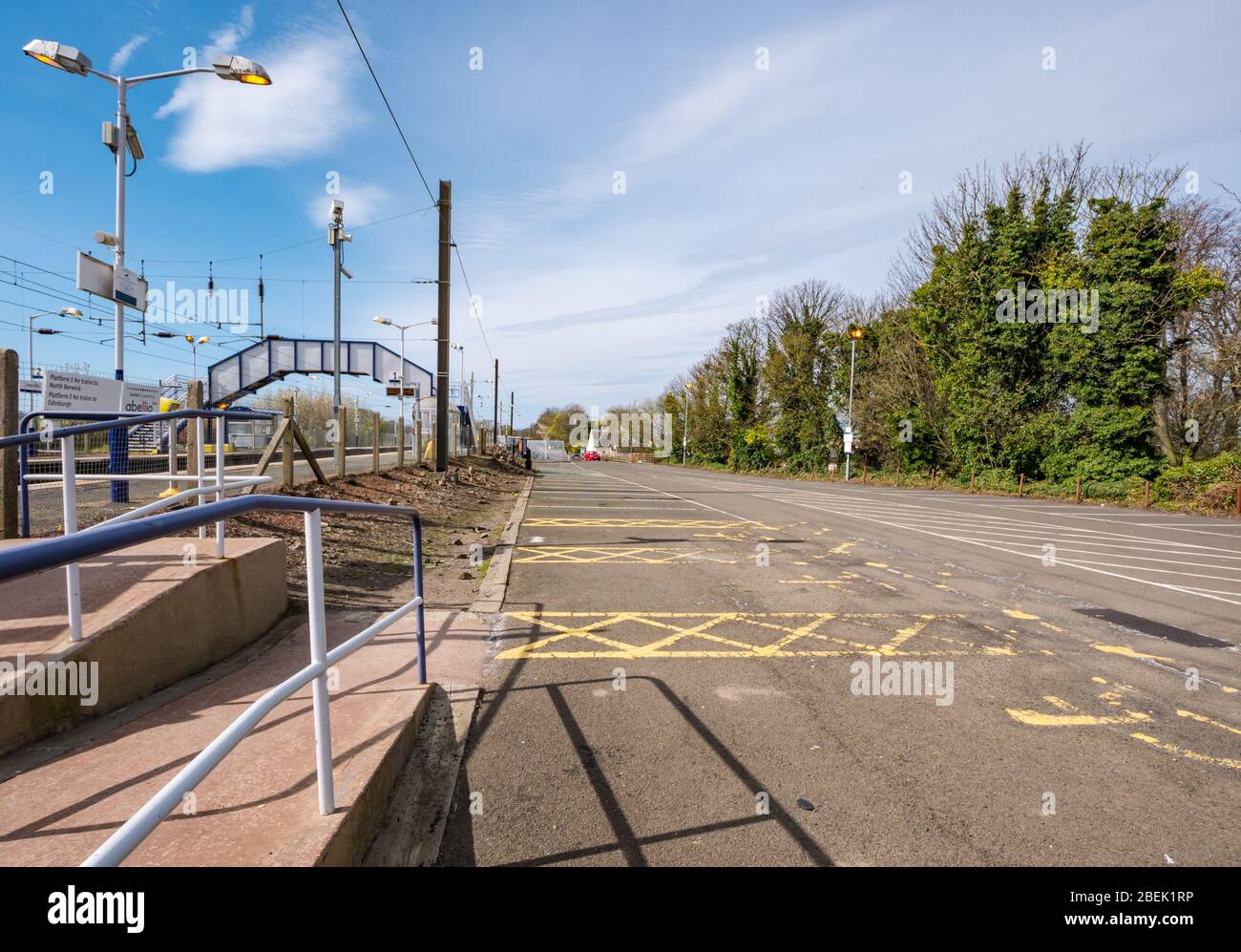 Longniddry, East Lothian, Scozia, Regno Unito. 14 Aprile 2020. Covid-19: Il primo giorno lavorativo dopo il weekend di Pasqua in banca, i parcheggi della stazione ferroviaria rurale in una cintura normalmente molto trafficata sono quasi vuoti. Il parcheggio della stazione ferroviaria di Longniddry è normalmente completamente pieno nei giorni feriali Foto Stock