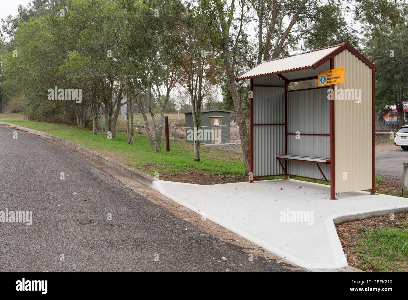 Una fermata dell'autobus di sostituzione del treno fuori dalla stazione ferroviaria di Paterson nel nuovo Galles del Sud, Australia, per l'uso quando le linee ferroviarie sono in servizio Foto Stock