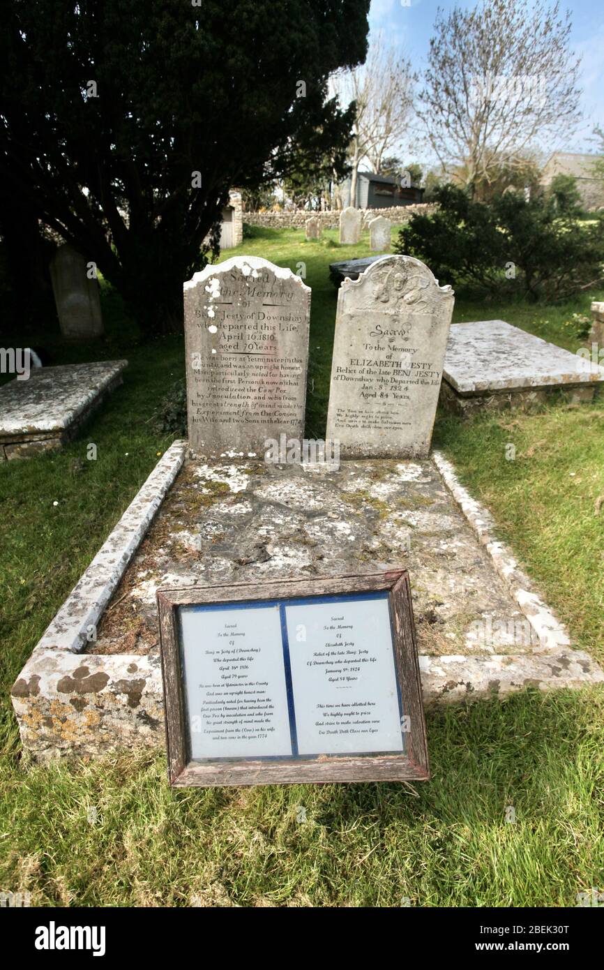 Covid 19 - tomba di Benjamin Jesty in un cortile della chiesa in Worth Matravers, Dorset. Durante l'epidemia di Smallpox del 1774 ha inoculato sua moglie e i suoi figli w Foto Stock