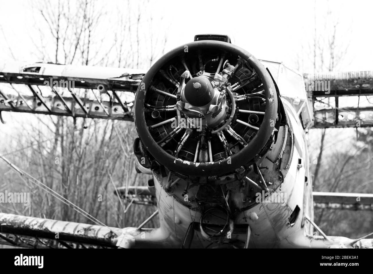 Vecchio sovietico distrutto abbandonò aerei militari nel campo in Ucraina, in bianco e nero. L'ex avionista sovietico naufragò dopo la seconda guerra mondiale Foto Stock