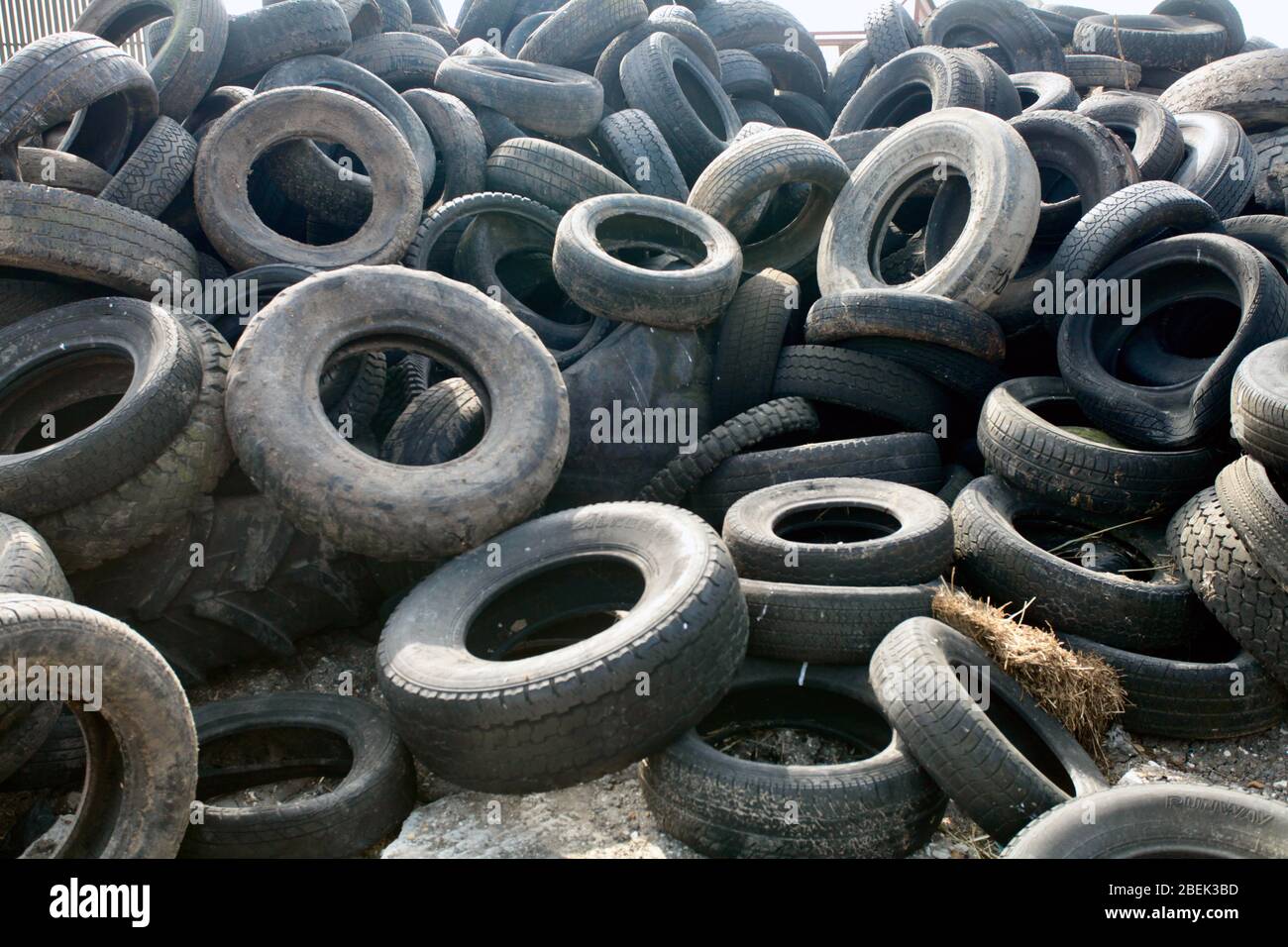 Pile di pneumatici usati in attesa di smaltimento, Dorset, UK aprile 2020 Foto Stock