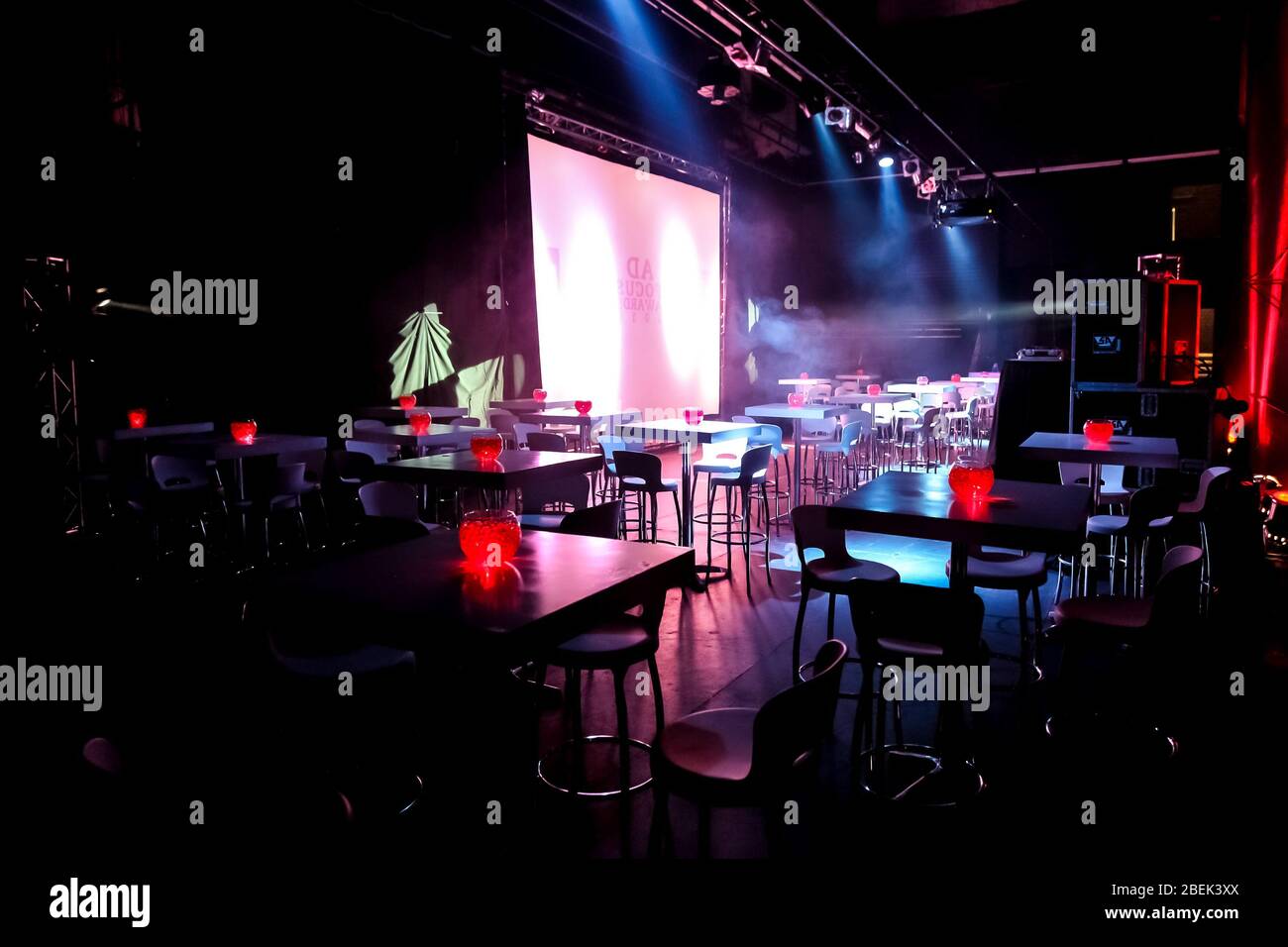Johannesburg, Sudafrica - 24 novembre 2010: Camera vuota del Dark and Moody Night Club con sedie e tavoli Foto Stock