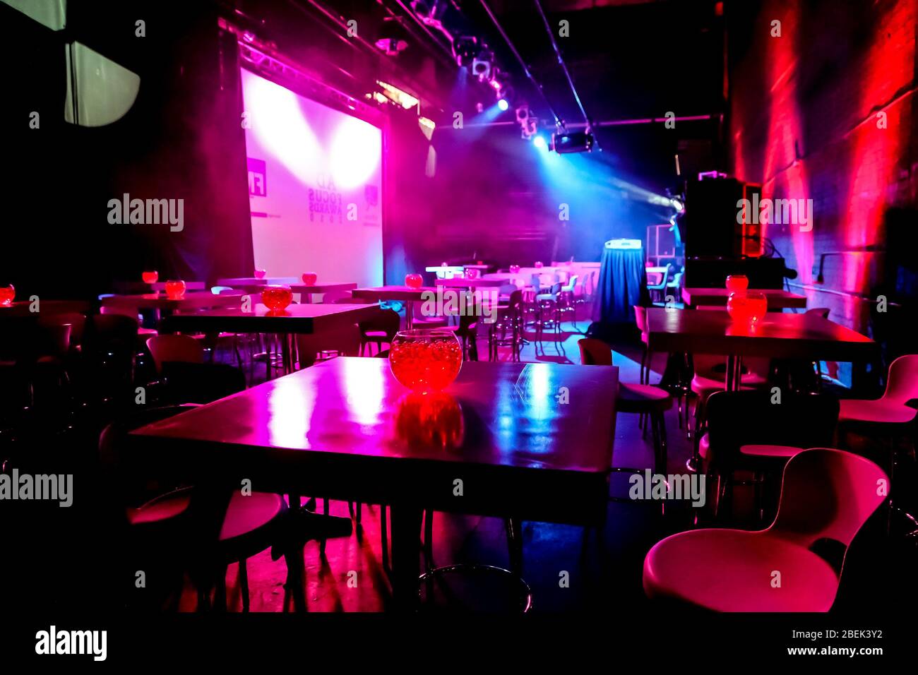 Johannesburg, Sudafrica - 24 novembre 2010: Camera vuota del Dark and Moody Night Club con sedie e tavoli Foto Stock