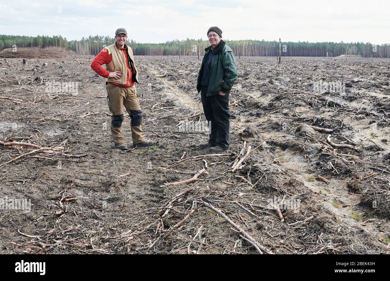 04 aprile 2020, Brandenburg, Märtensmühle: Marc Paulsen, (l) direttore generale di Lebens-Räume e l'agricoltore forestale Lutz Schulz si trovano su un terreno forestale a Nuthe-Nieplitz e ricordano gli incendi boschivi dell'anno scorso. Tra Märtensmühle e Hennickendorf nel 2019 sono bruciate grandi aree. Una gran parte apparteneva anche a Schulz. Paulsen lo aiuta a risboscare l'enorme area. Foto: Annette Riedl/dpa-Zentralbild/ZB Foto Stock