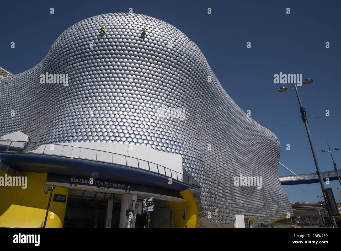 Birmingham, West Midlands, Regno Unito. 14 aprile 2020. Gli operai si scagliano lungo l'esterno del Selfridges nel centro di Birmingham per controllare se uno dei dischi è allentato. I lavoratori hanno utilizzato il blocco per lavorare senza causare gravi disagi ai pedoni sottostanti. Credito: Interrompi stampa Media/Alamy Live News Foto Stock