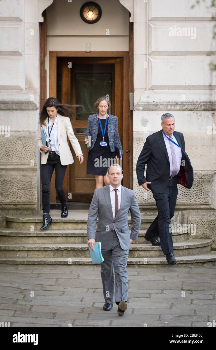 Il Segretario degli Esteri, Dominic Raab, arriva a Downing Street, Londra per un incontro con il Segretario della Sanità, Matt Hancock e il Chief Medical Officer, Chris Witty. Foto PA. Data foto: Martedì 14 aprile 2020. Il primo ministro Boris Johnson rimane a Chequers, Buckinghamshire, dove convalescing dopo il suo ospedalizzazione con coronavirus. Vedi la storia PA SALUTE Coronavirus. Il credito per le foto dovrebbe essere: Stefan Rousseau/PA Wire Foto Stock