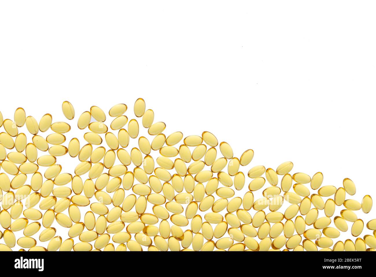 Omega-3 su sfondo isolato con spazio di copia. Struttura delle capsule gialle su sfondo bianco. Medicamento medico di acidi grassi polinsaturi Foto Stock