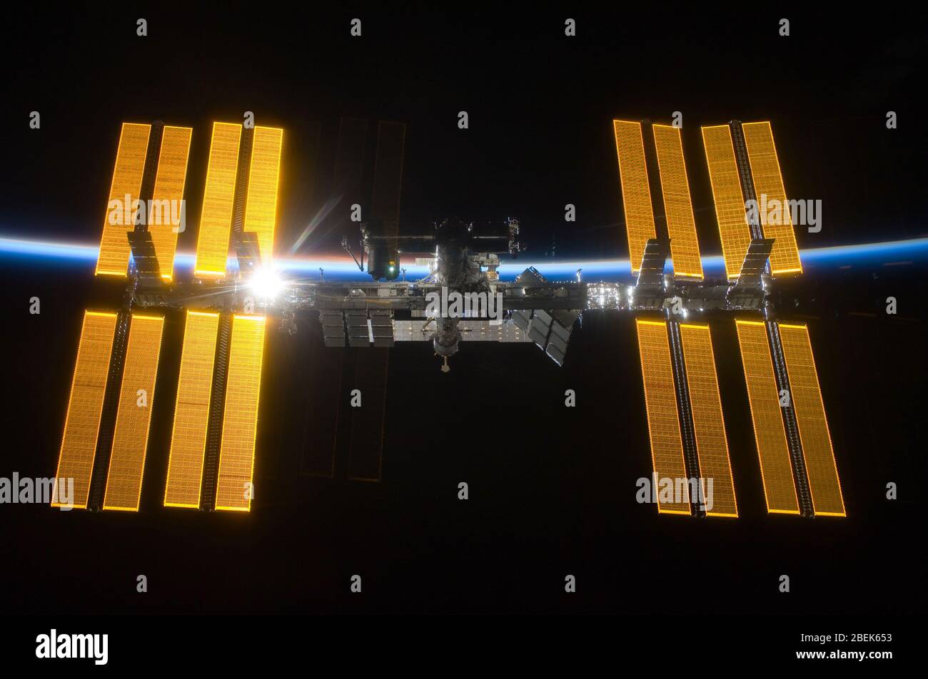 ISS - 25 Marzo 2009 -- la Stazione spaziale Internazionale è vista da Spa, dopo il nero dello spazio e la sottile linea dell'atmosfera terrestre Foto Stock