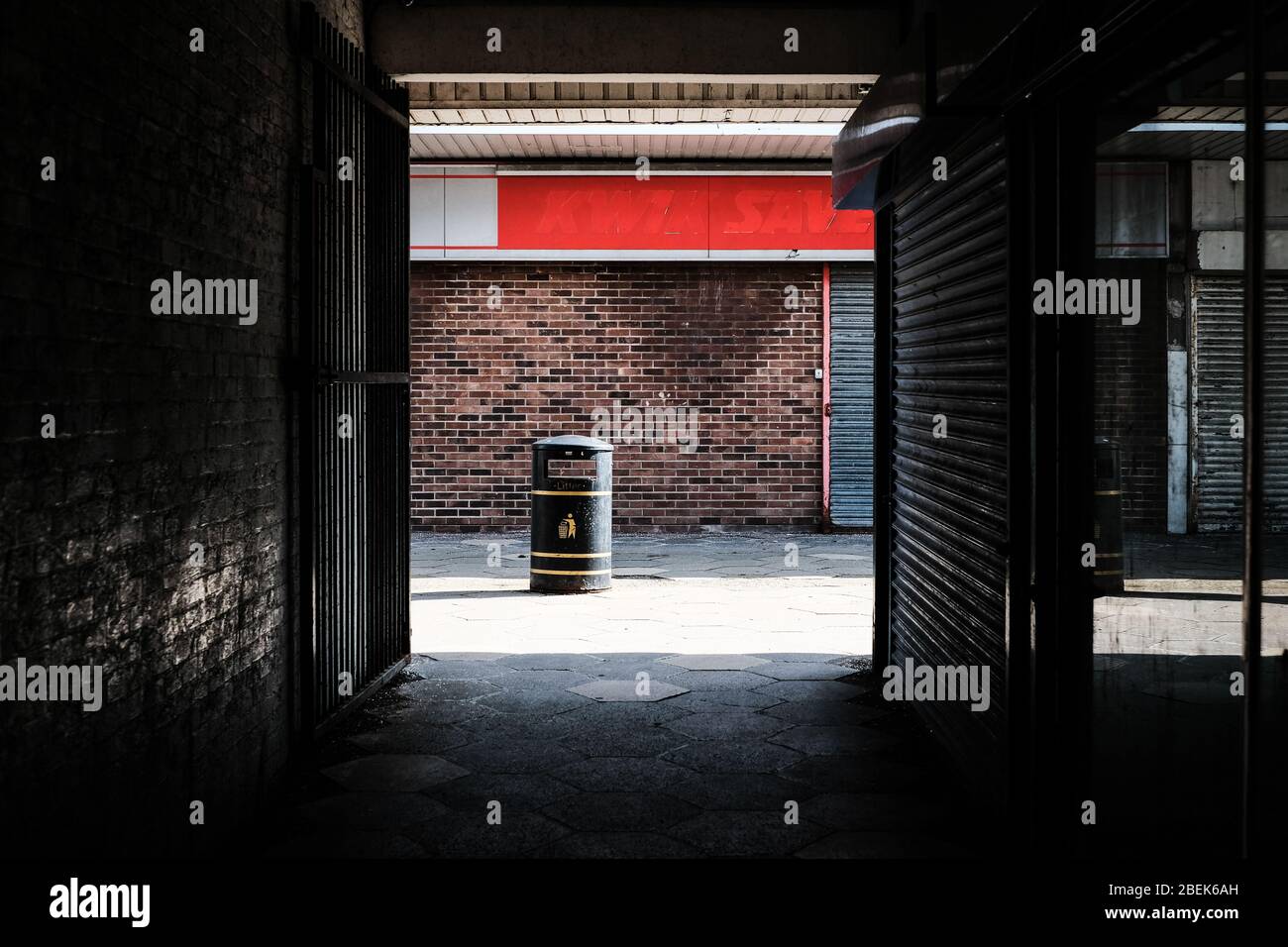 Empty vicolo e complesso commerciale, Spennymoor, County Durham, Inghilterra, Regno Unito Foto Stock