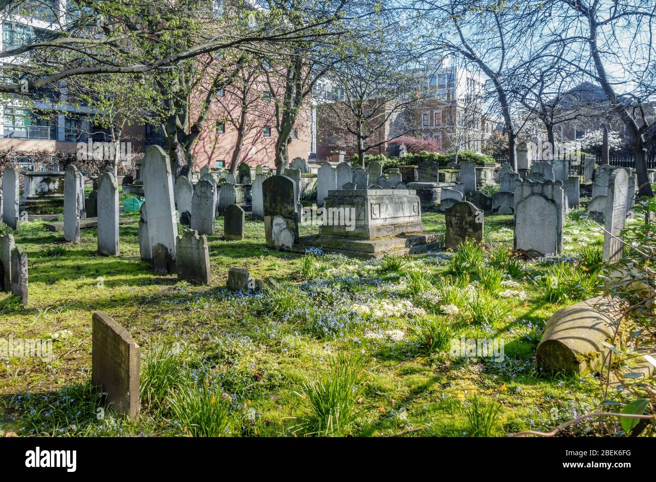 Regno Unito, Inghilterra, Londra. Bunhill Fields: Un antico terreno di sepoltura dove sono sepolti John Bunyan, William Blake e Daniel Defoe Foto Stock