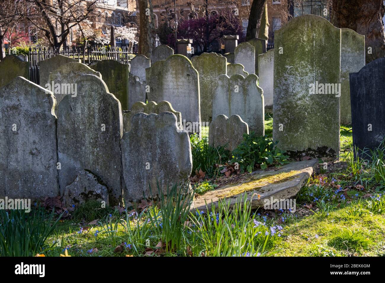 Regno Unito, Inghilterra, Londra. Bunhill Fields: Un antico terreno di sepoltura dove sono sepolti John Bunyan, William Blake e Daniel Defoe Foto Stock