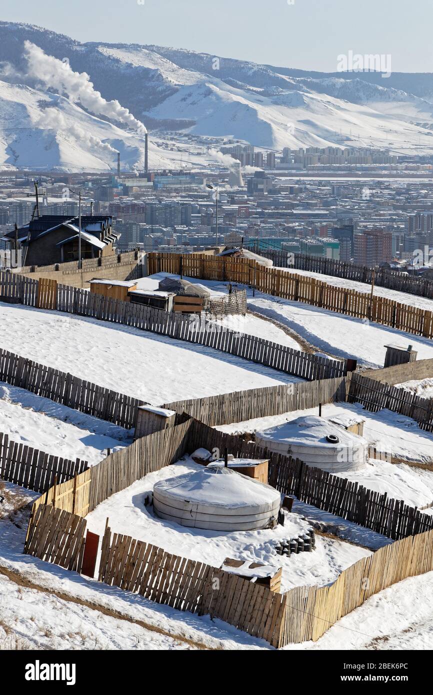 Sobborghi di Ulaan Baatar sulle colline che circondano la città Foto Stock
