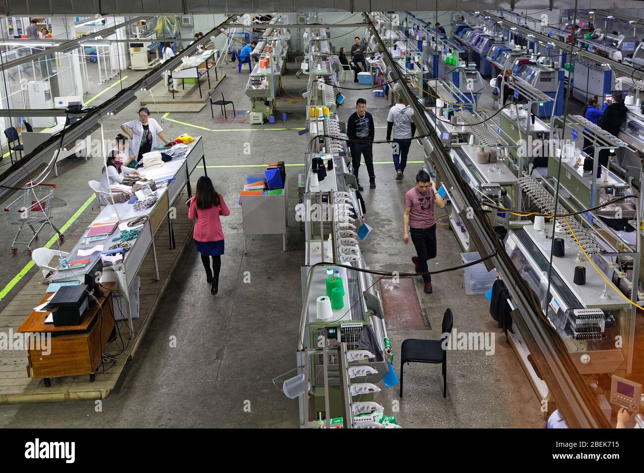ULAANBAATAR, MONGOLIA, 9 marzo 2020 : laboratorio di una fabbrica di Cashmere. Il cashmere più raffinato al mondo è prodotto da capre di cashmere allevate sull’alto, Foto Stock