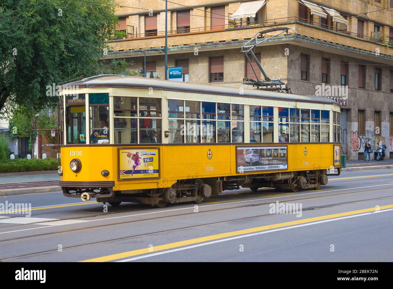 MILANO, ITALIA - 18 SETTEMBRE 2017: Vecchio tram retrò in una strada della città vicino Foto Stock