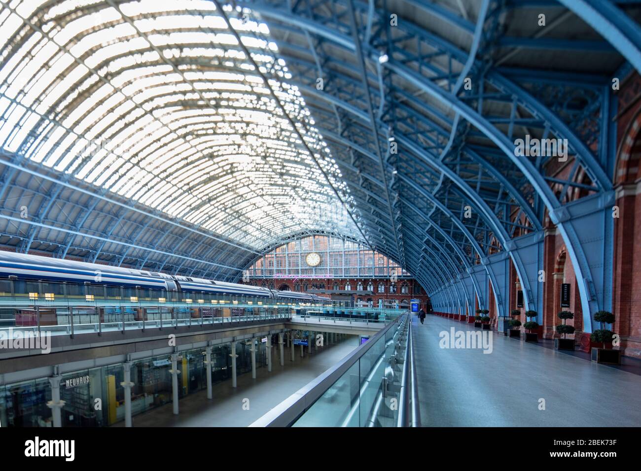 Regno Unito, Inghilterra, Londra. Eurostar si trova in una stazione vuota di St.Pancras, che mostra l'architettura del XIX secolo di Gilbert Scott & William Barlow Foto Stock