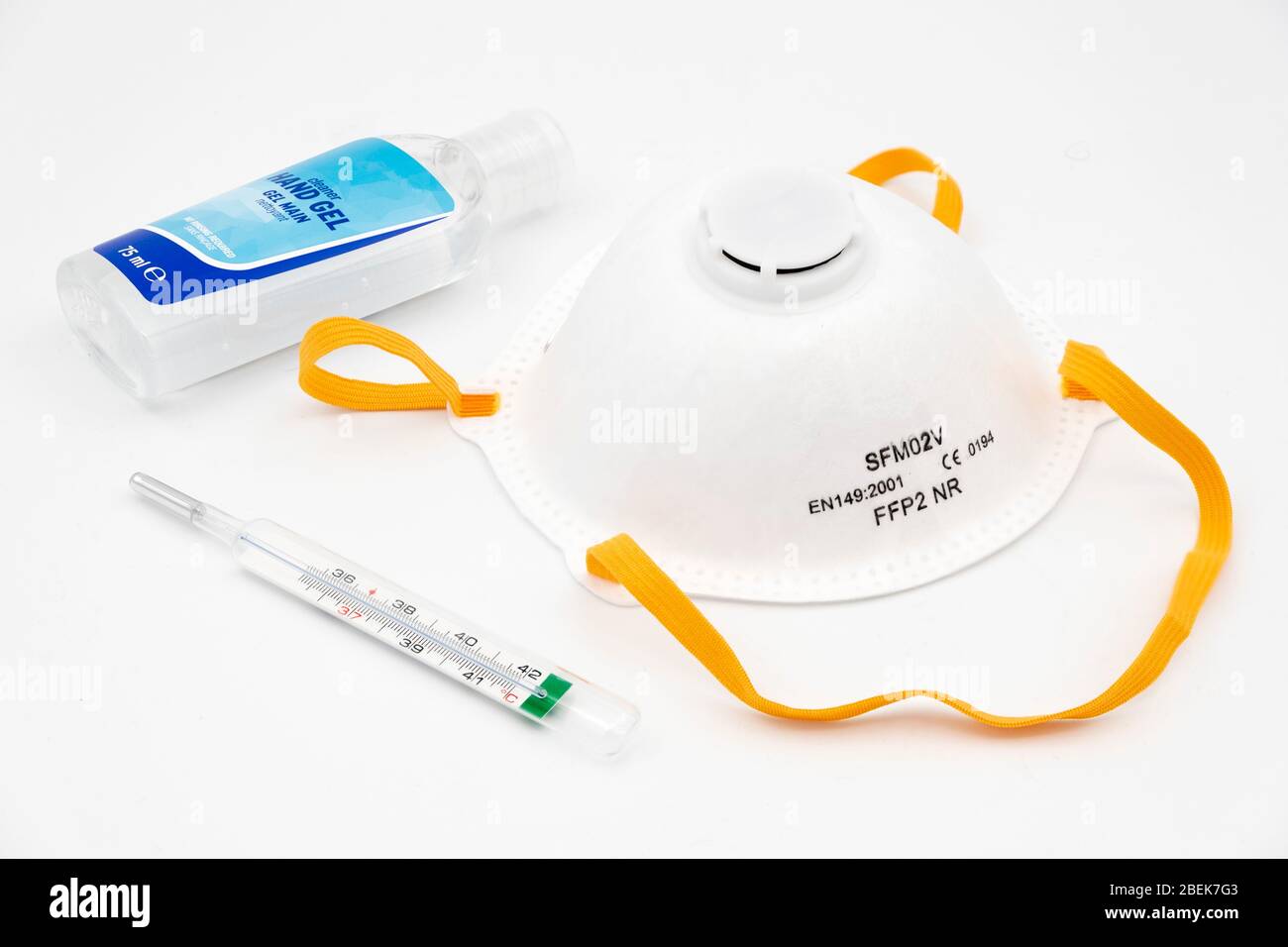 Attrezzatura utilizzata per la prevenzione del coronavirus COVID-19 SARS-cov-2 - maschera facciale per respiratore FFP2 N95, termometro e gel igienizzante per mani a base di alcol Foto Stock