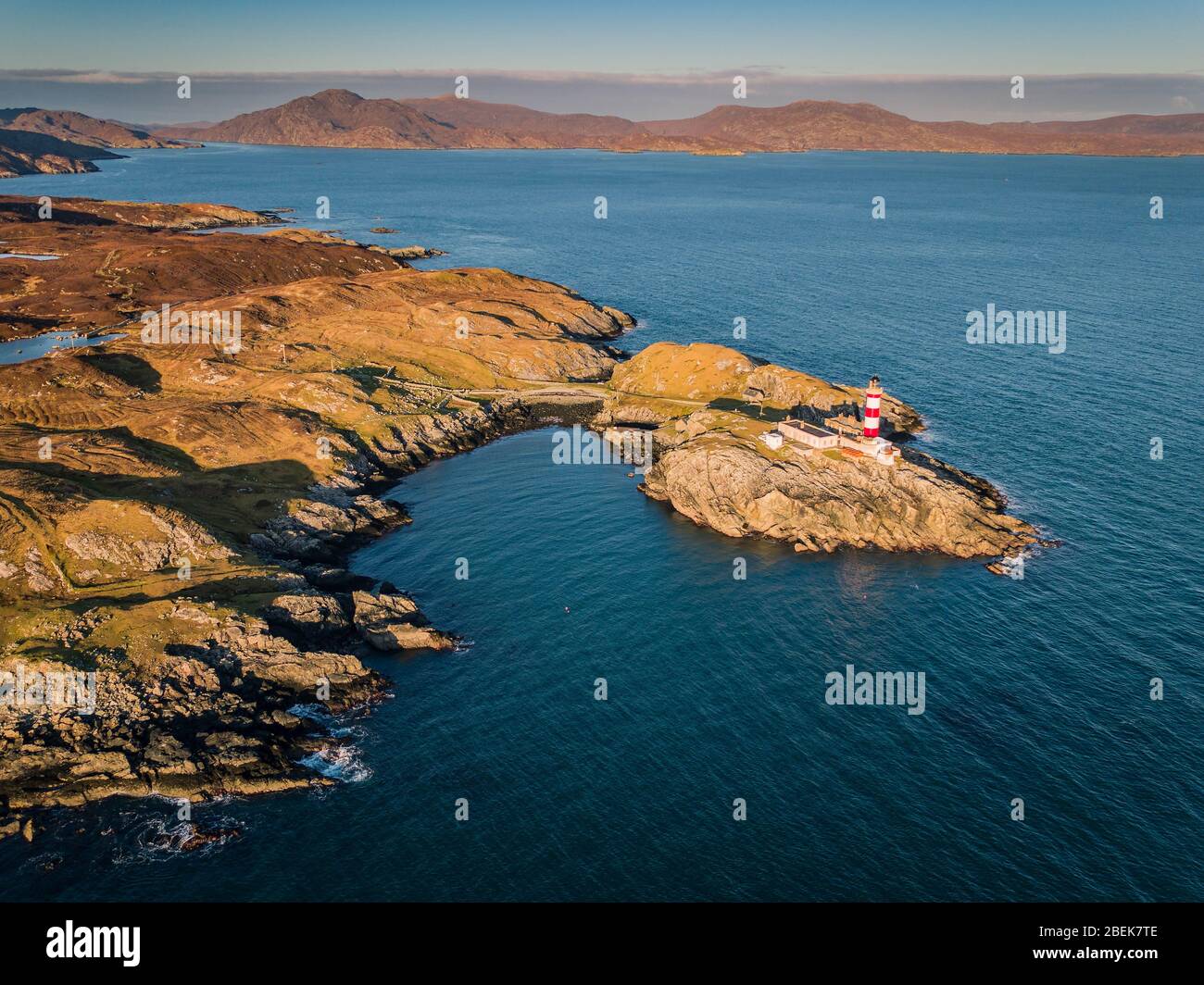Una fotografia aerea che si affaccia sul faro di Eilean Glas sull'Isola di Scapplay, Ebridies esterne, Scozia Foto Stock
