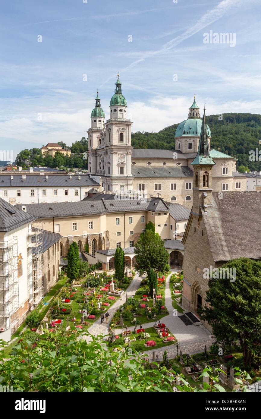 Vista sul Petersfriedhof (St Peter's Cemetery) dalla cappella delle catacombe, Salisburgo, Austria. Foto Stock