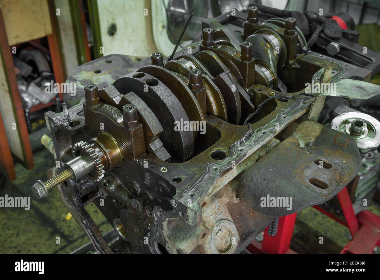 Vista dell'albero motore di un vecchio motore per auto smontato. Foto Stock