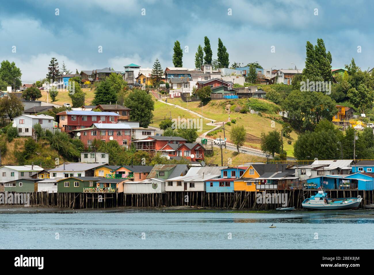 Tradizionale Palafitte noto come Palafitos in Castro, Isola di Chiloe, Cile Foto Stock