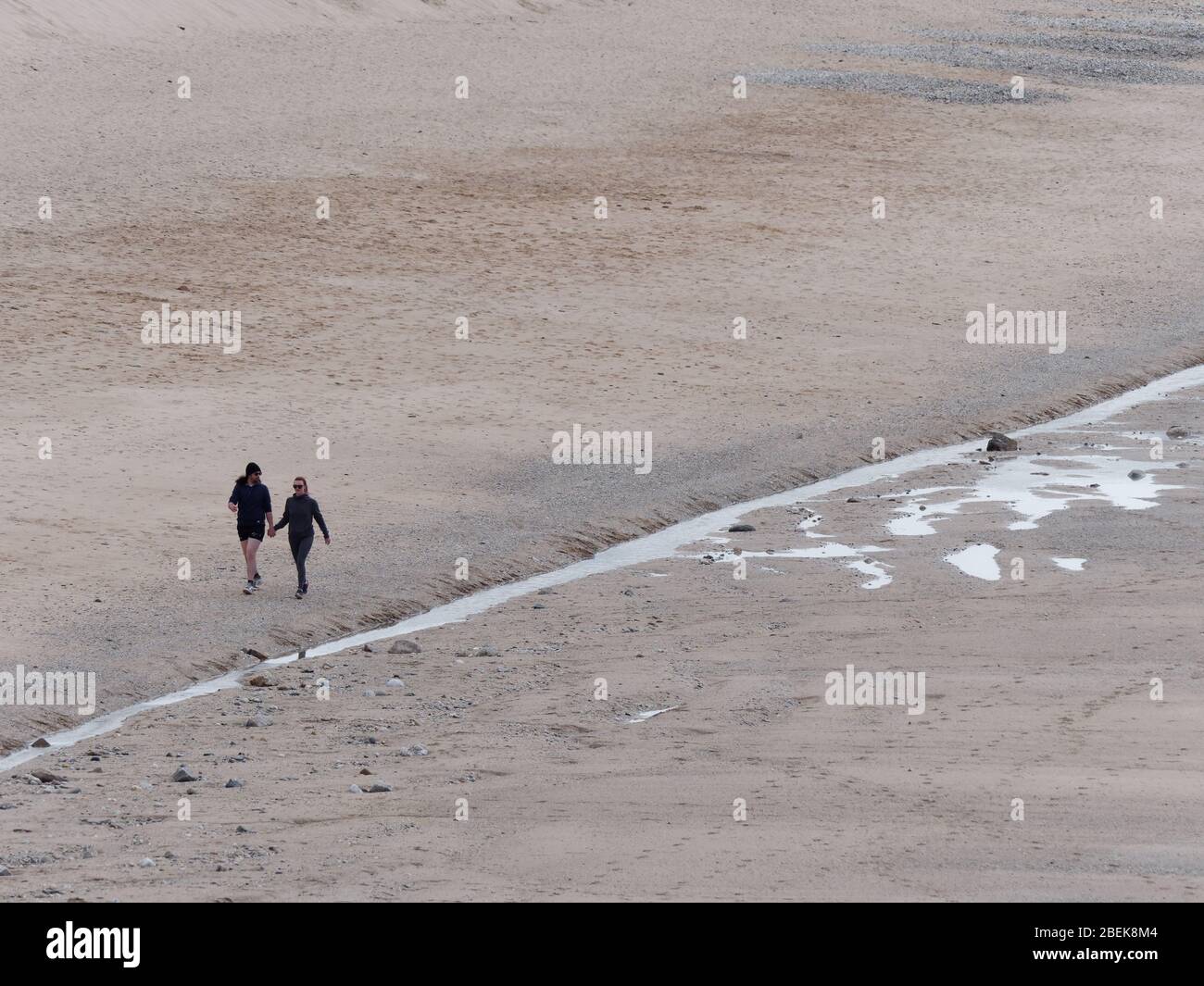 Newquay, Cornovaglia, Crantock spiaggia e Fistral Bay Solitary figure passeggiata ed esercizio durante il blocco Covid.. Credito: Robert Taylor/Alamy Live Foto Stock