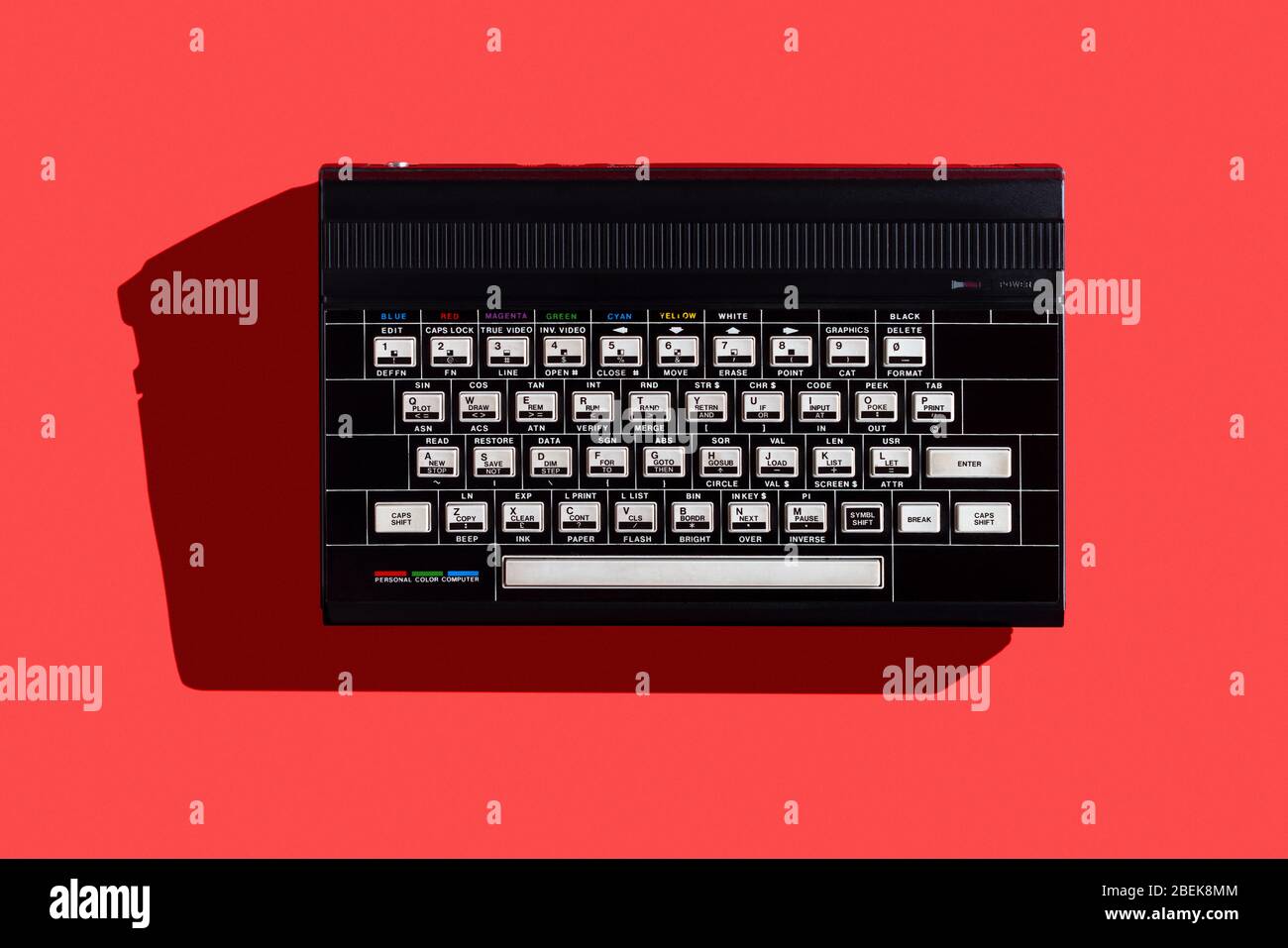 Vecchio computer vintage rilasciato il 1984 con una RAM di 48 Kb su sfondo rosso Foto Stock
