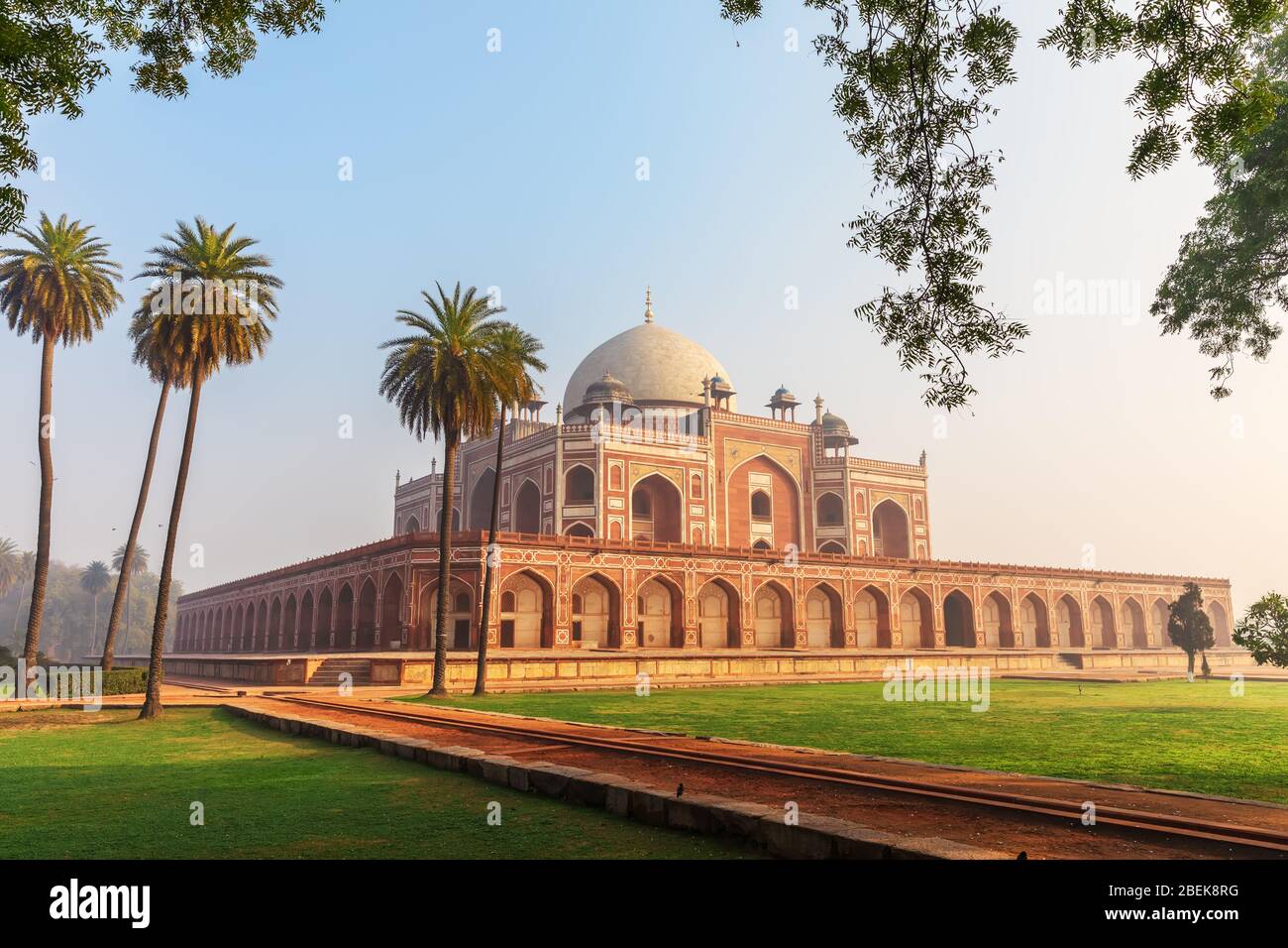 Vista principale della tomba di Humayun, Nuova Delhi, India Foto Stock