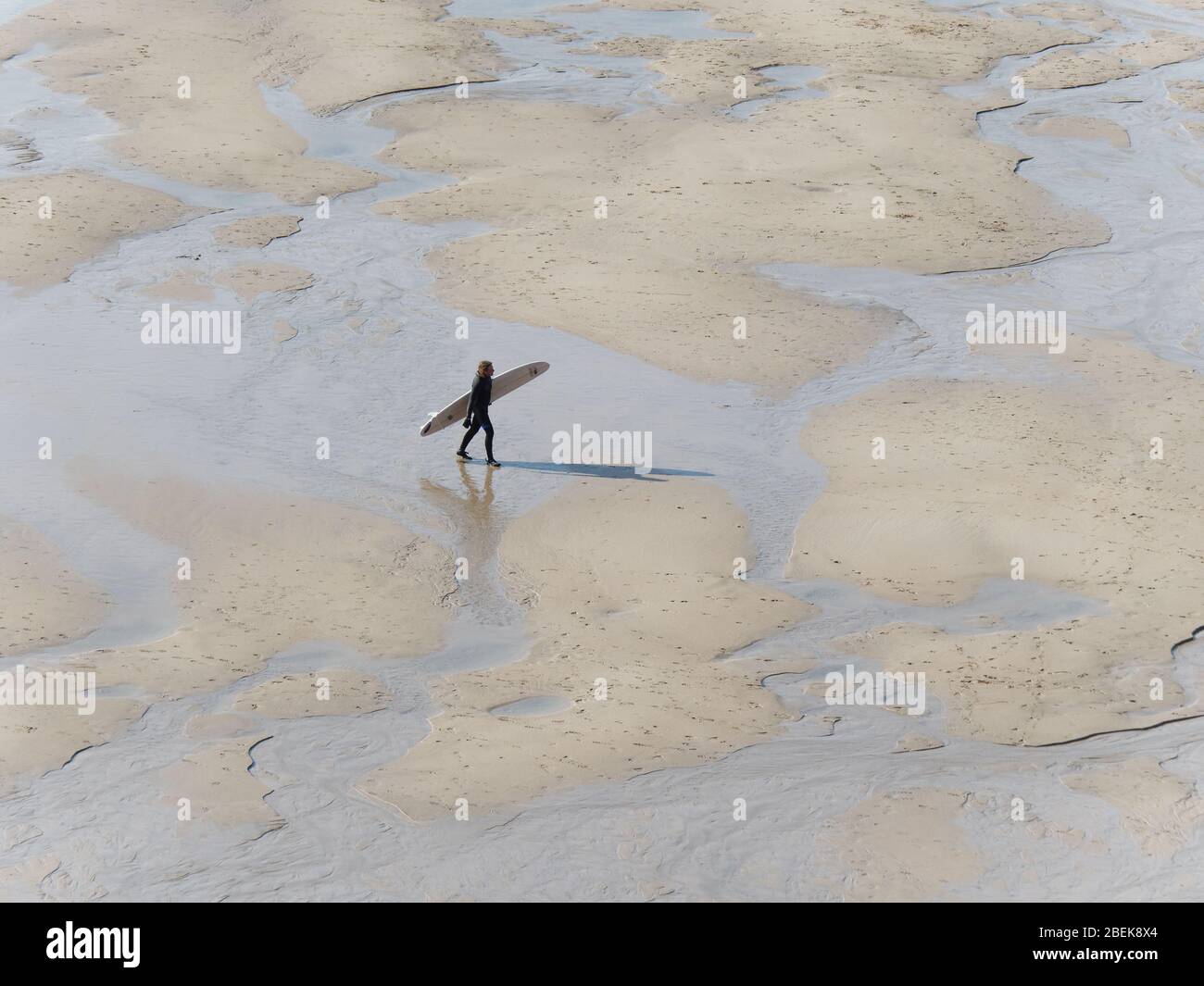 Newquay, Cornovaglia, Crantock spiaggia e Fistral Bay Solitary figure passeggiata ed esercizio durante il blocco Covid.. Credito: Robert Taylor/Alamy Live Foto Stock