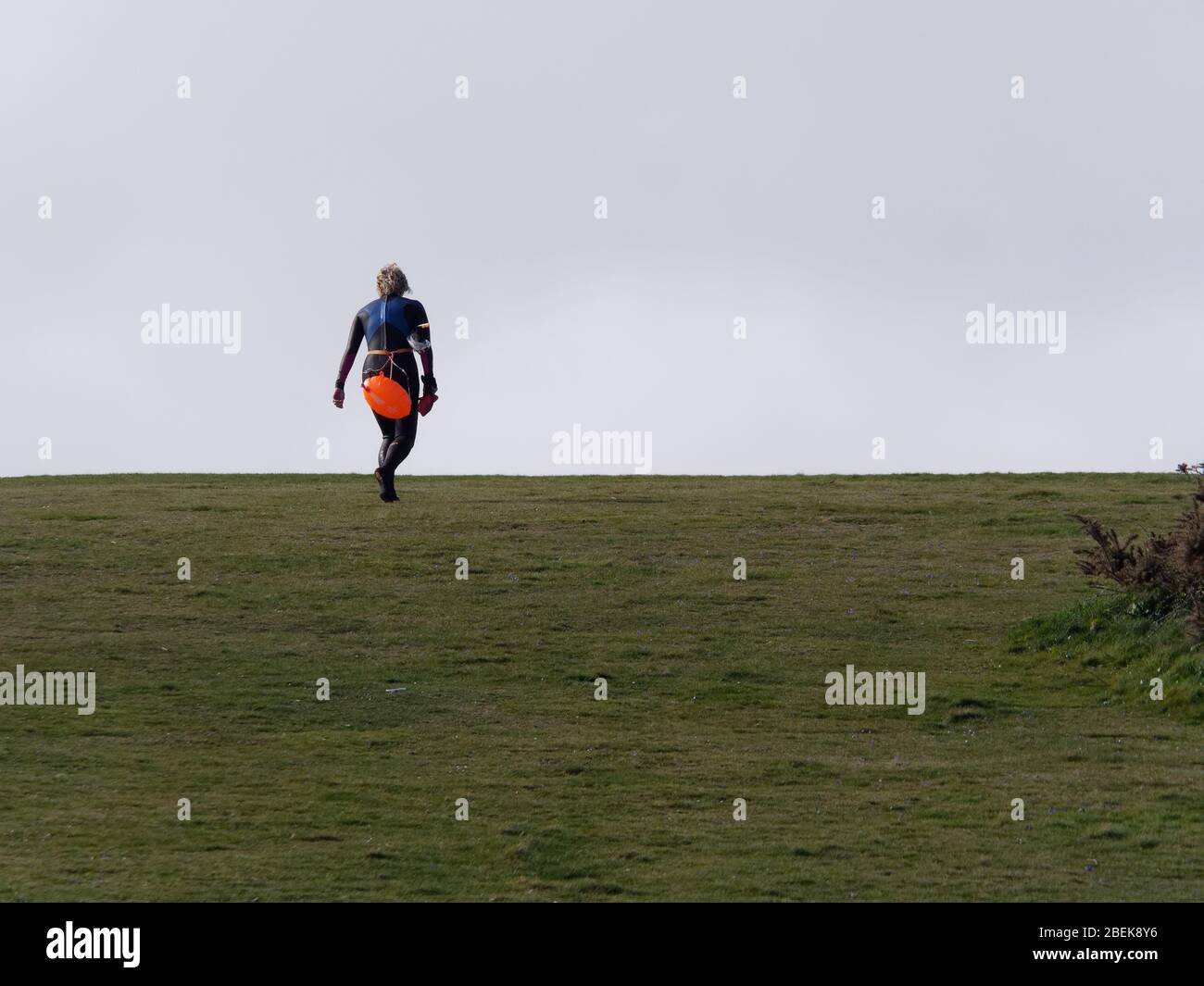 Newquay, Cornovaglia, Crantock spiaggia e Fistral Bay Solitary figure passeggiata ed esercizio durante il blocco Covid.. Credito: Robert Taylor/Alamy Live Foto Stock