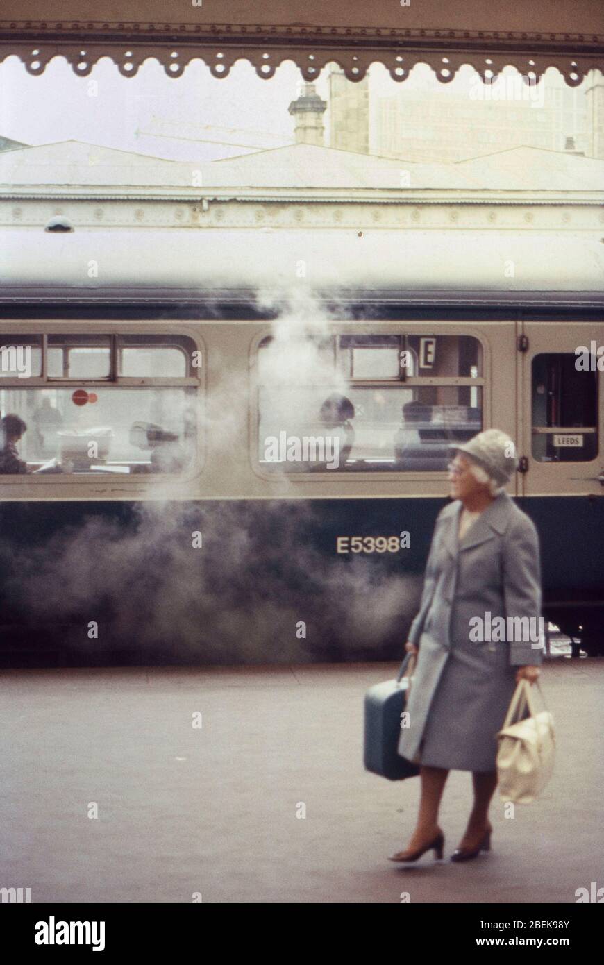 1970, vecchia signora con valigetta, viaggiando da sola, scena sulla British Railways, Regno Unito, stazione di Huddersfield, West Yorkshire Foto Stock